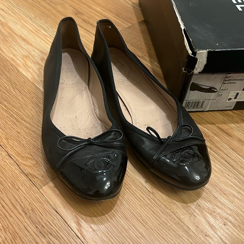 CHANEL Black Leather Flat - Picture 2 of 11